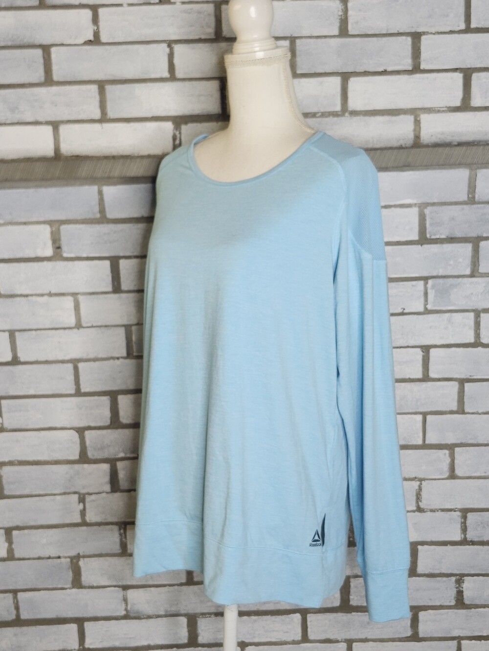 Reebok Women's Long Sleeve Active Wear Top With Mesh Large Blue Side Slits